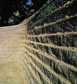 Segmental Retaining Wall with Curves